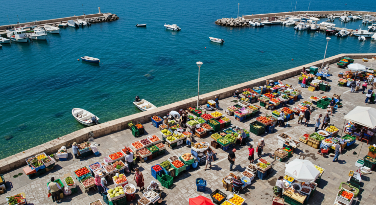 Akdeniz Kıyılarında Lezzet Turu: Yerel Pazarlar ve Deniz Gastronomisi